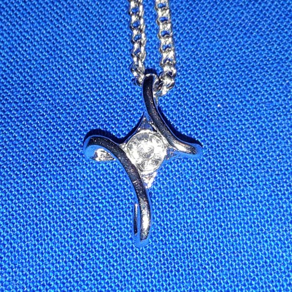 New Beautiful Crystal Cross Necklace - Picture 1 of 7